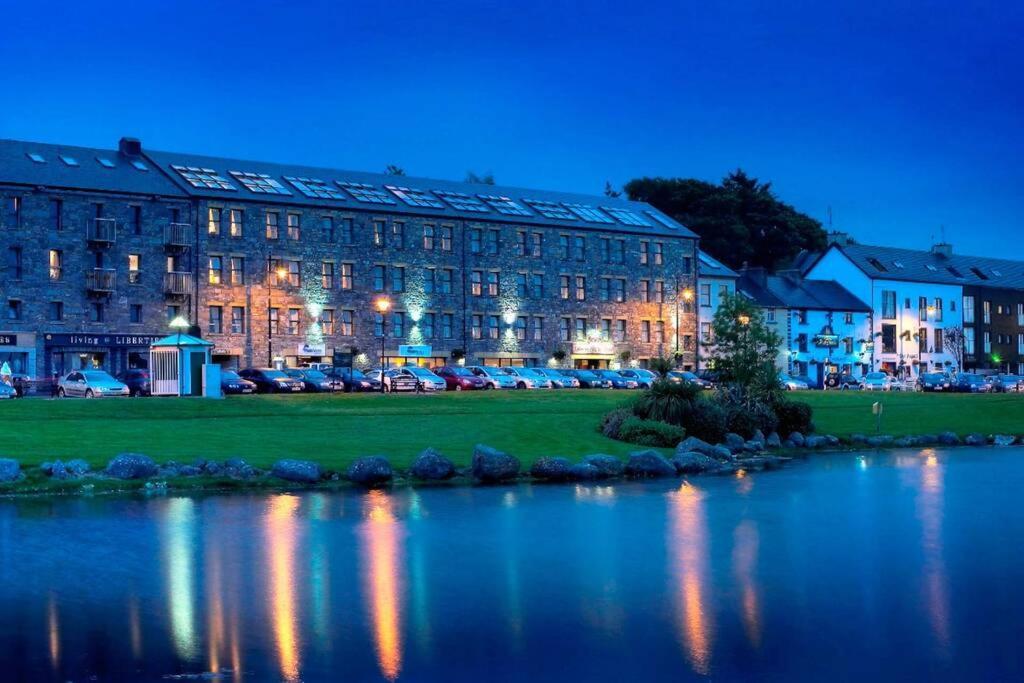 Clew Bay Balcony Views - Westport Quay Apt Apartment Exterior foto