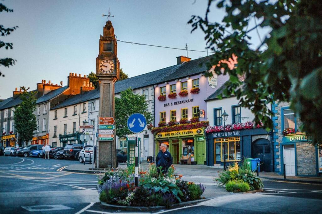 Clew Bay Balcony Views - Westport Quay Apt Apartment Exterior foto