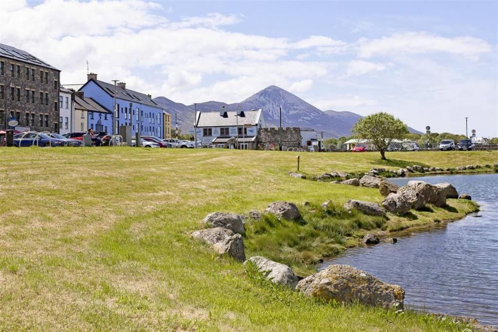 Clew Bay Balcony Views - Westport Quay Apt Apartment Exterior foto